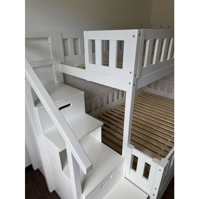 Etagenbett mit Treppe professionell in Tirol montiert