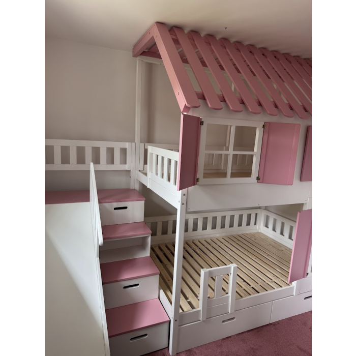 Spielbett mit Rutsche und Treppe als Indoor-Spielplatz im Kinderzimmer