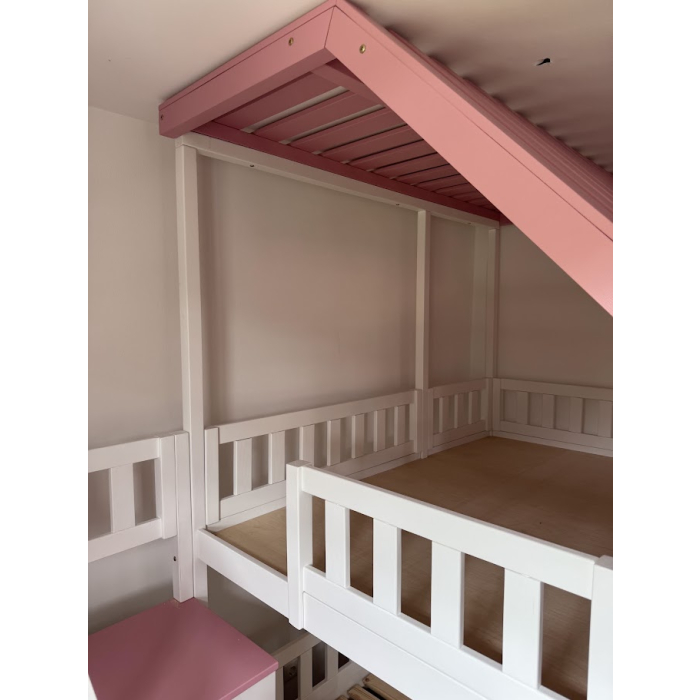 Abenteuerbett mit großer Spielebene und geschlossener Sicherheitswand für Kinder