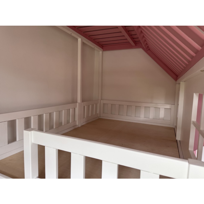 Indoor Spielplatz Kinderzimmer mit hochwertigem Etagenbett und Spielebene
