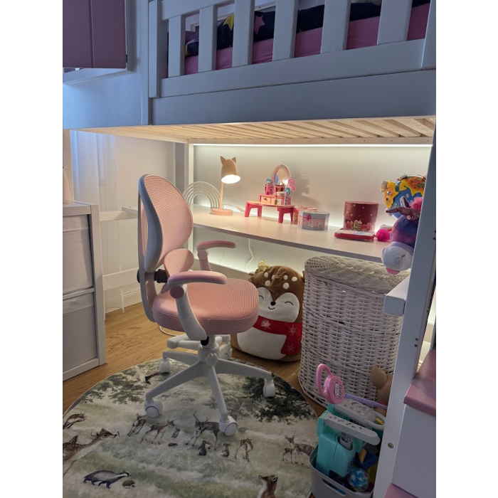 Kinderhochbett mit Schreibtisch und Treppe – platzsparende Lösung für kleine Kinderzimmer