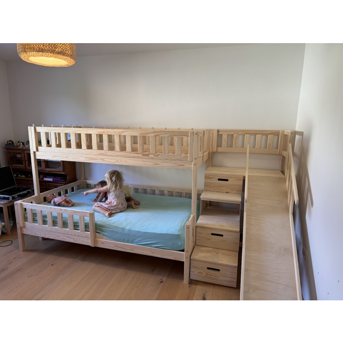 großes Kinderbett aus Holz mit Treppe und Rutsche