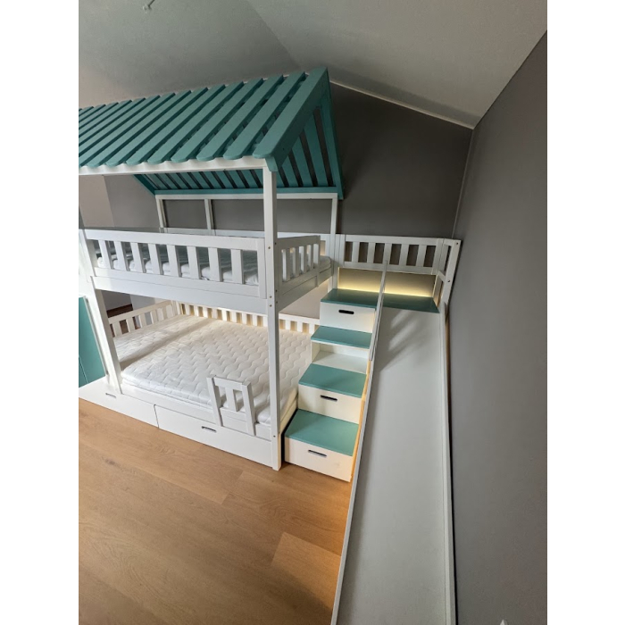 individuell gefertigtes Etagenbett mit Treppe und Rutsche