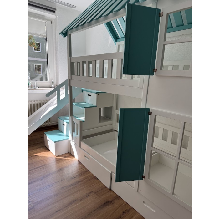 Etagenbett mit Treppe und Rutsche im Kinderzimmer in Bochum