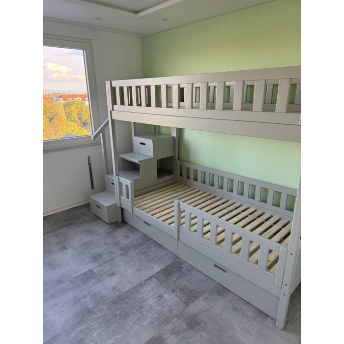 Etagenbett mit hohen Schutzgittern und Treppe 100x200
