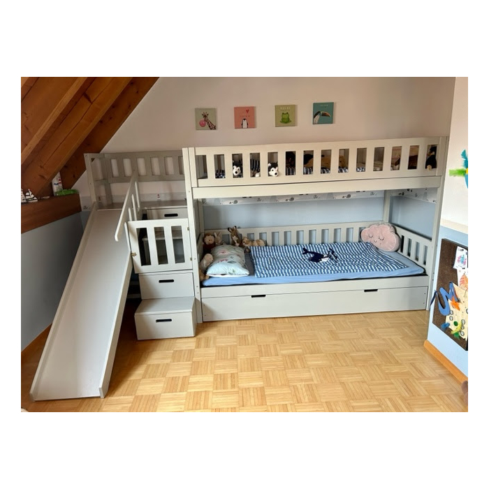 Etagenbett mit Treppe und Rutschbahn